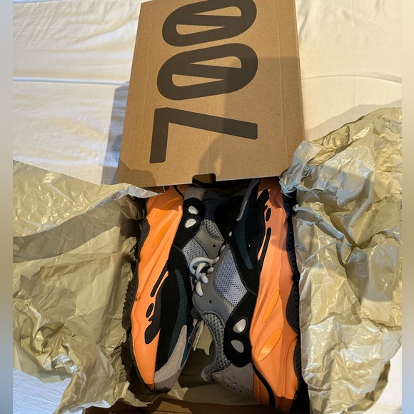 Adidas Yeezy Boost 700 - Picture 2 of 11